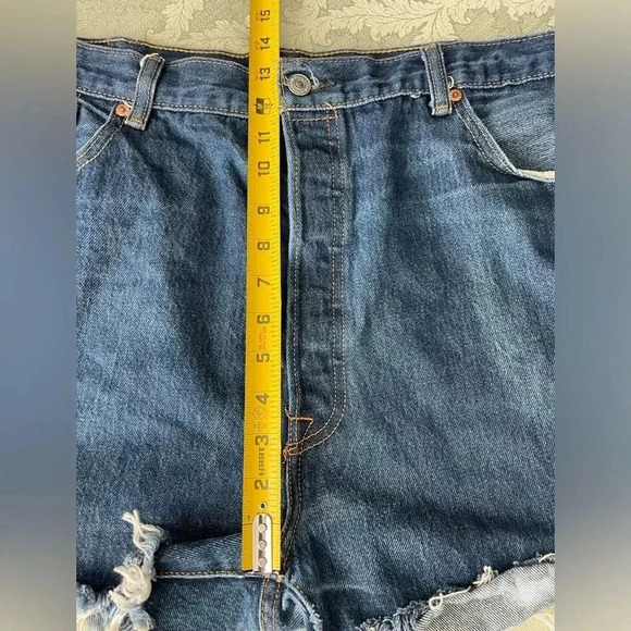 Levi's 501 high rise raw hem shorts. Size W42 x L30 - Picture 6 of 7